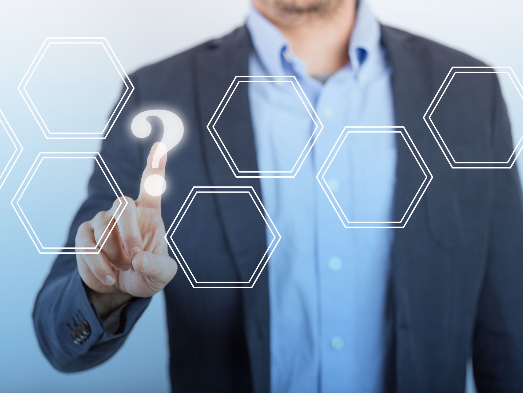 hombre con interrogación holográfica